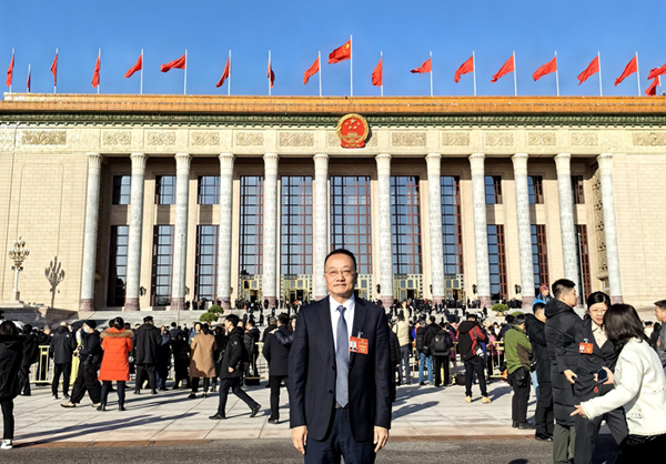 人大代表庹慶明：潤(rùn)育桃李三十載　為民代言踐初心